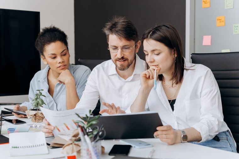 Equipo de trabajo creativo en una sesion de lluvia de ideas