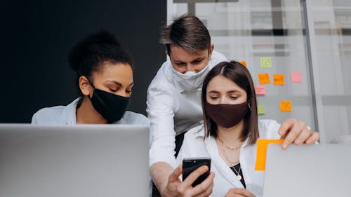 Kostenloses Stock Foto zu arbeitsplatz, diskussion, frauen