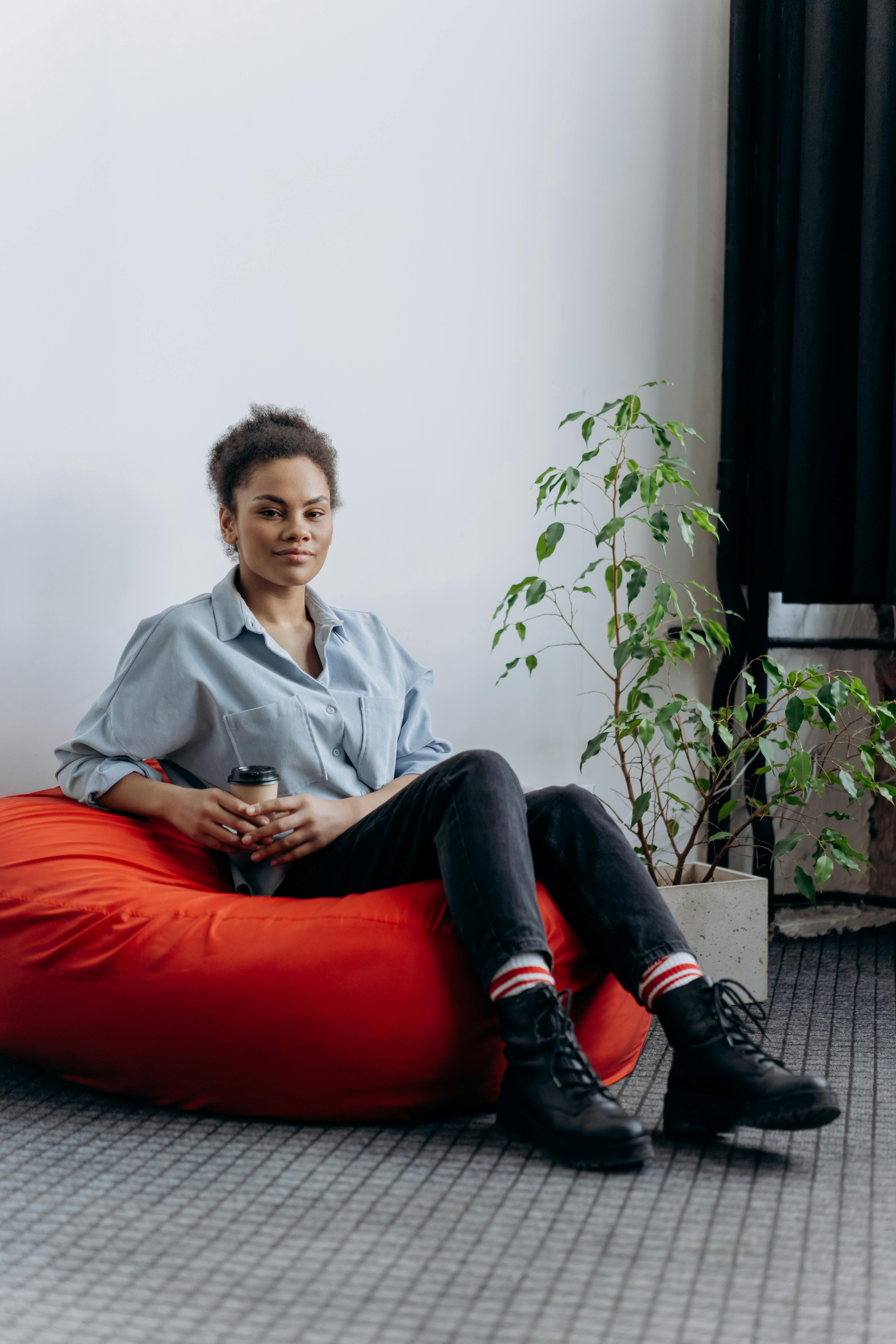 Foto de stock gratuita sobre bolsa de frijoles, botas negras, camisa de vestir, copa, mujer, planta en maceta, sentado, sujetando, tiro vertical, tomando un descanso Foto de stock gratuita sobre bolsa de frijoles, botas negras, camisa de vestir, copa, mujer, planta en maceta, sentado, sujetando, tiro vertical, tomando un descanso