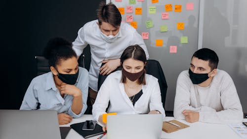 Kostenloses Stock Foto zu brainstorming, büro, gesichtsmaske