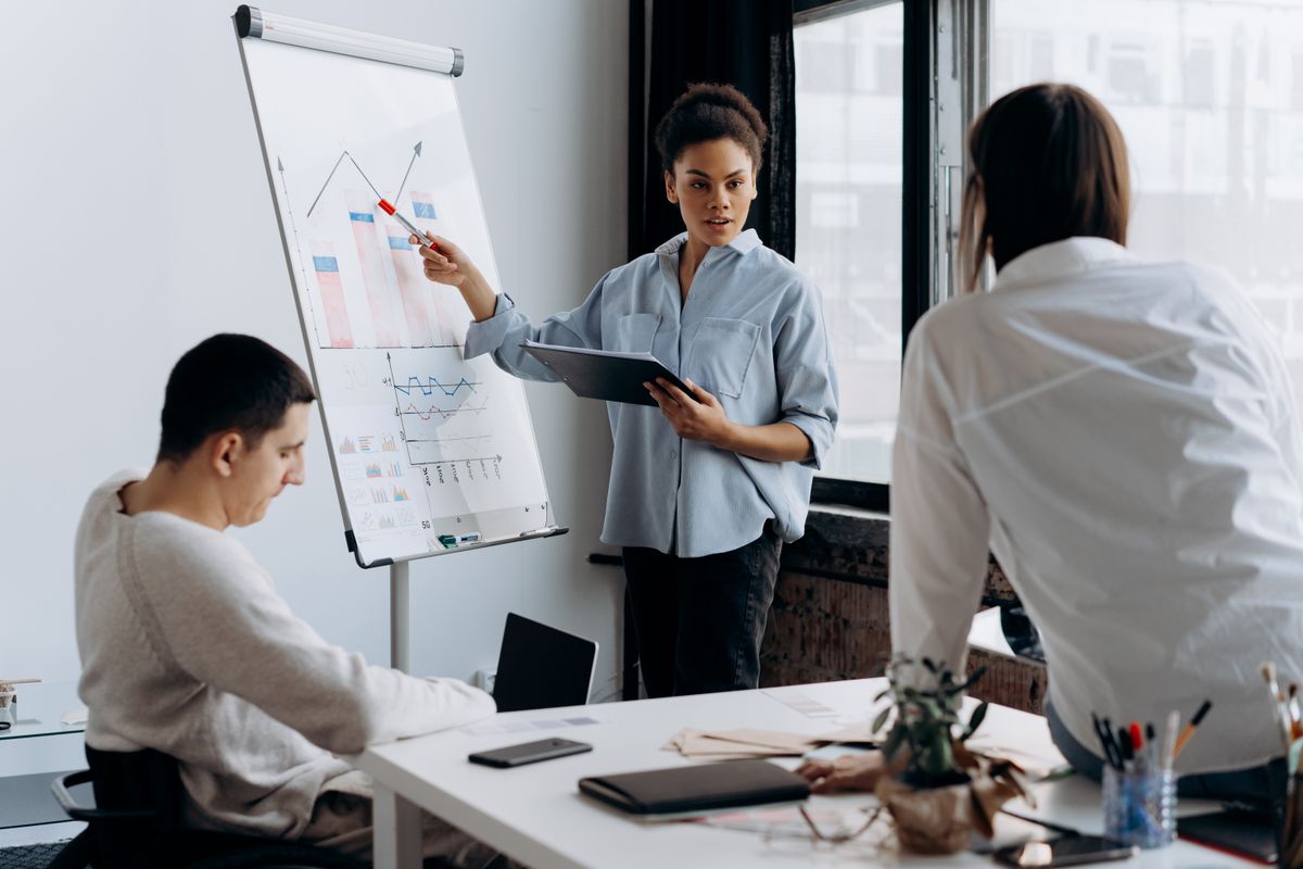 Equipe discutindo estratégia durante uma apresentação empresarial
