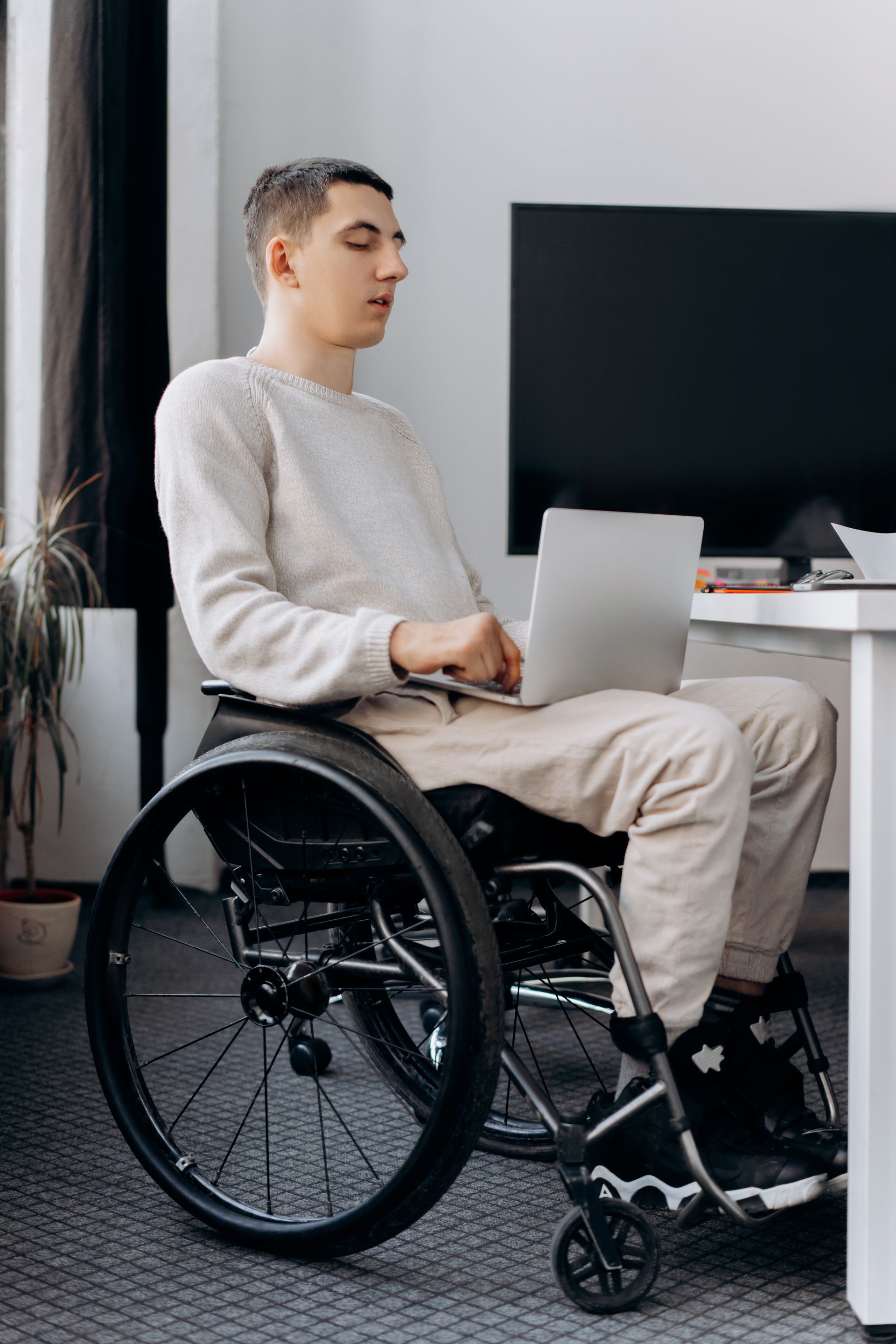 Joven en silla de ruedas usando tecnología adaptativa KING DRAGON