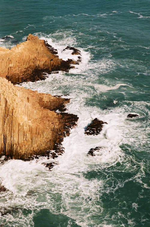 Безкоштовне стокове фото на тему «берег моря, вертикальні постріл, лавовий камінь»