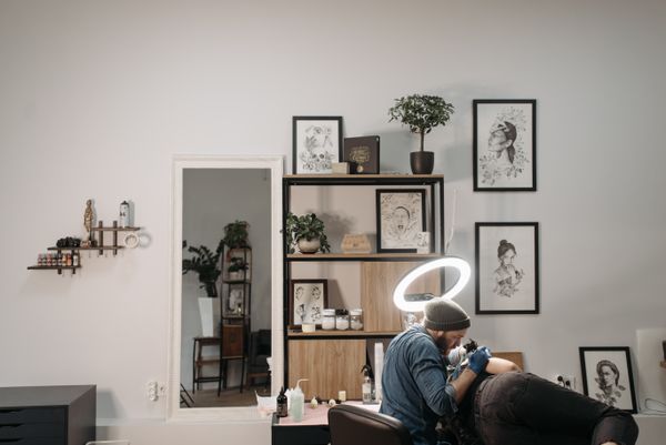 Sala de tatuado, estudio moderno con arte en paredes