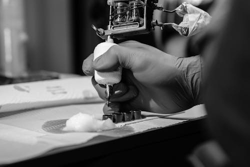 Bezpłatne Darmowe zdjęcie z galerii z atrament, czarno-biały, maszynka do tatuażu Zdjęcie z galerii