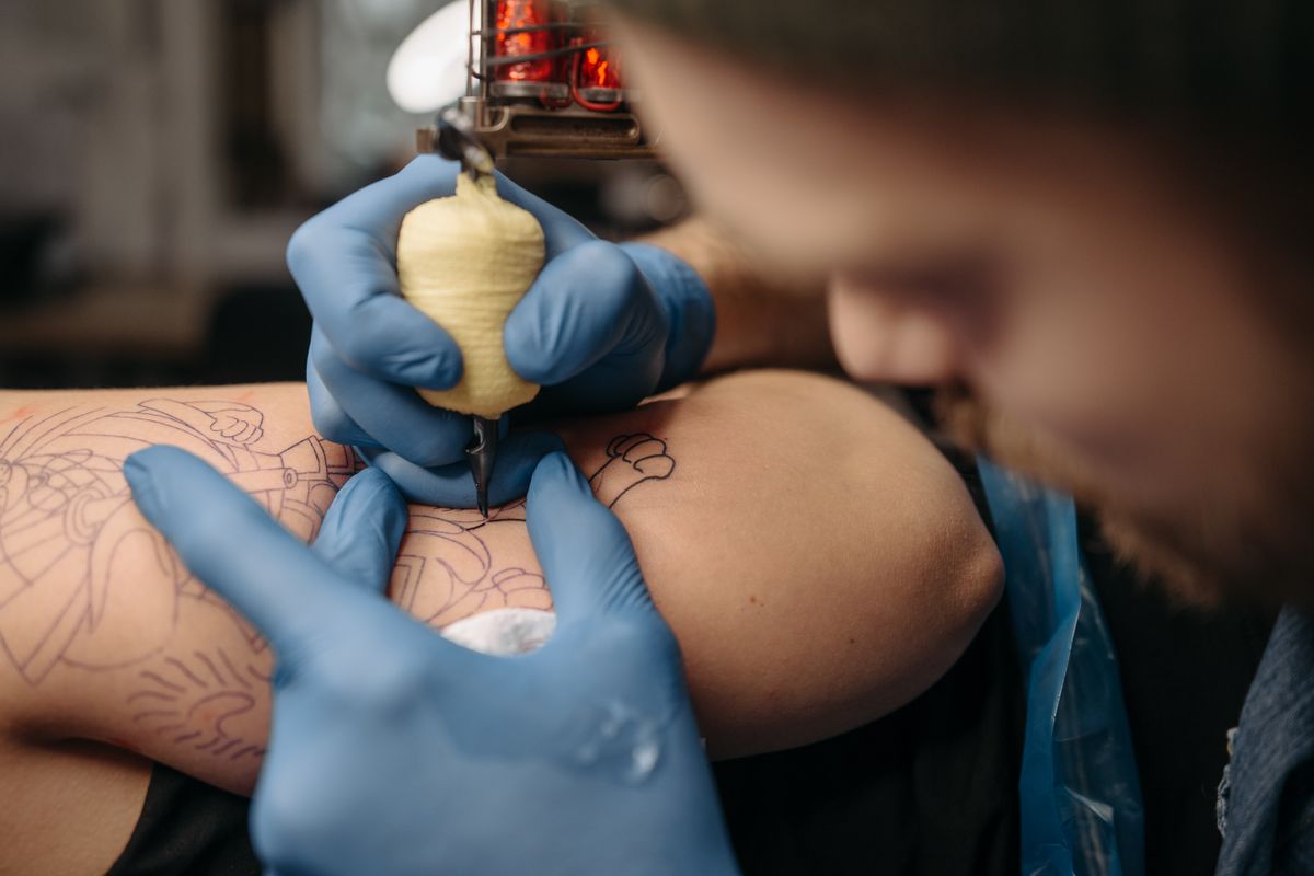 Tatuatore al lavoro in studio