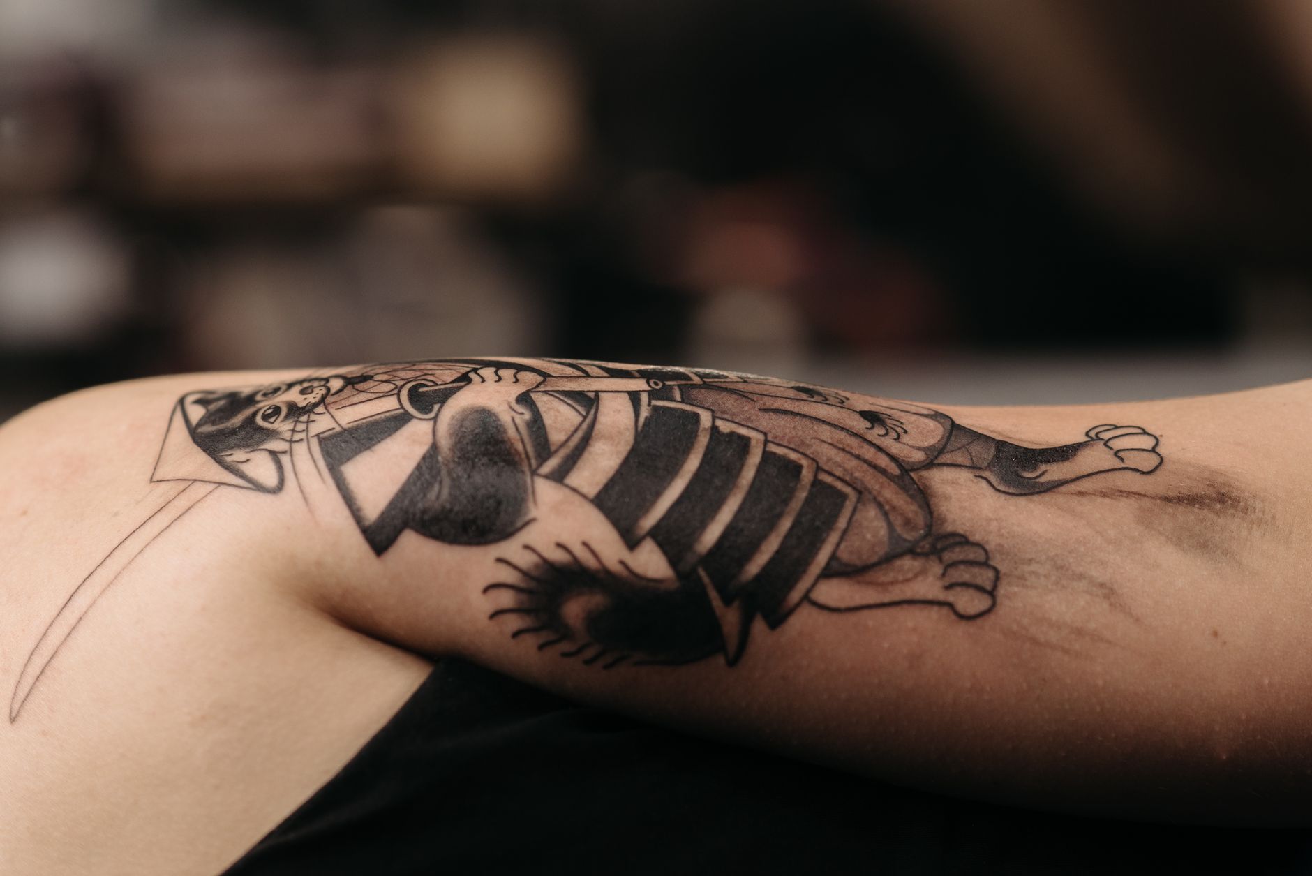 Gros plan sur un tatouage temporaire loup géométrique appliqué sur la peau avec des lignes précises