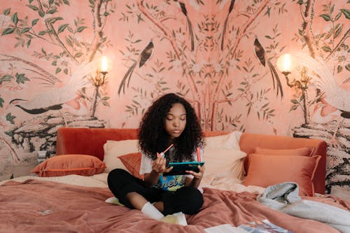 Ingyenes stockfotó afro-amerikai lány, ágy, ajakrúzs témában Stockfotó