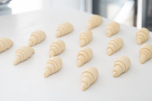 Ilmainen kuvapankkikuva tunnisteilla croissantit, esipaistettu, leipominen Kuvapankkikuva
