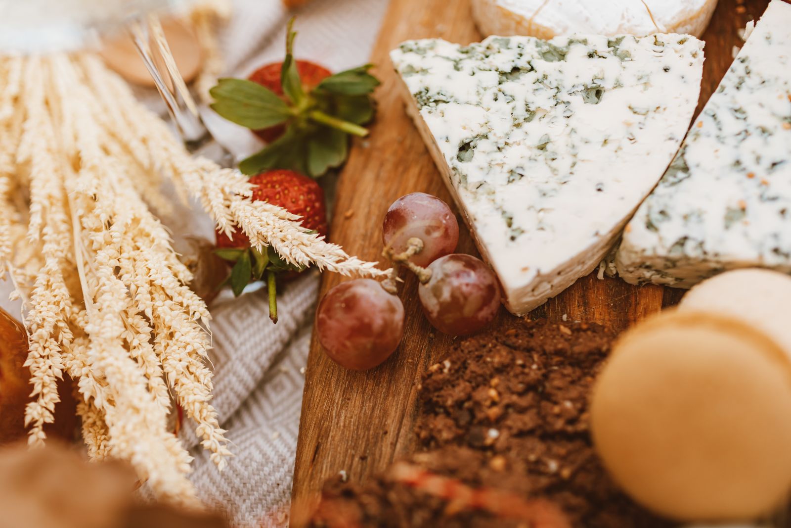 Plateau de fromages normands AOP avec camembert, livarot et pont-l'évêque
