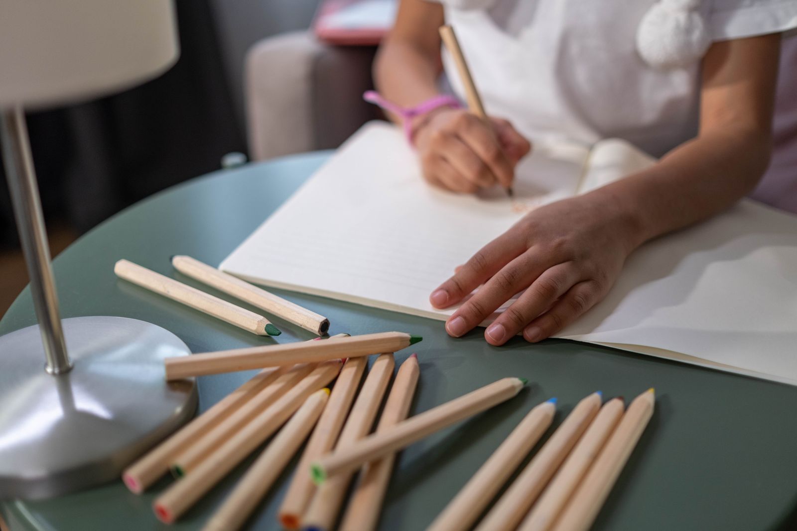 Çocuk çizim yaparken