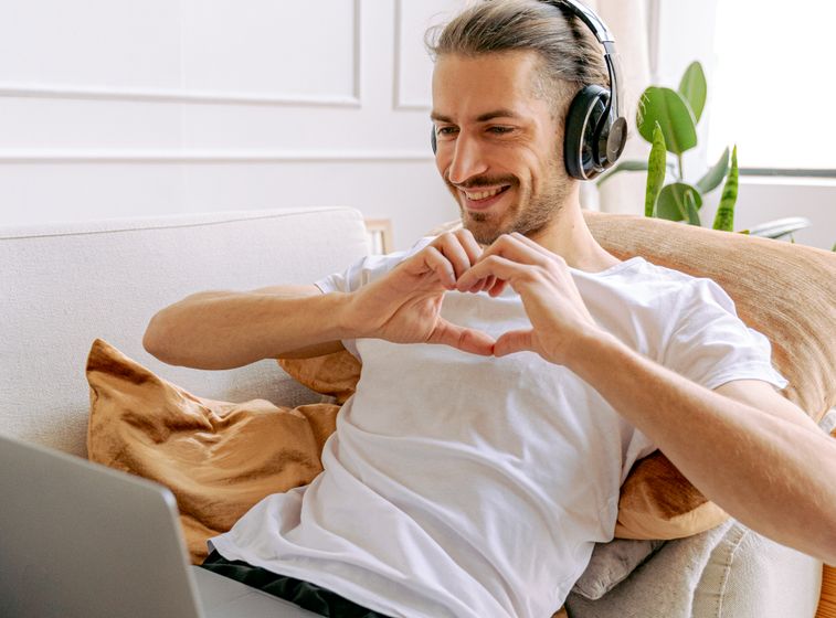 Online dating: starting a conversation on a niche platform
