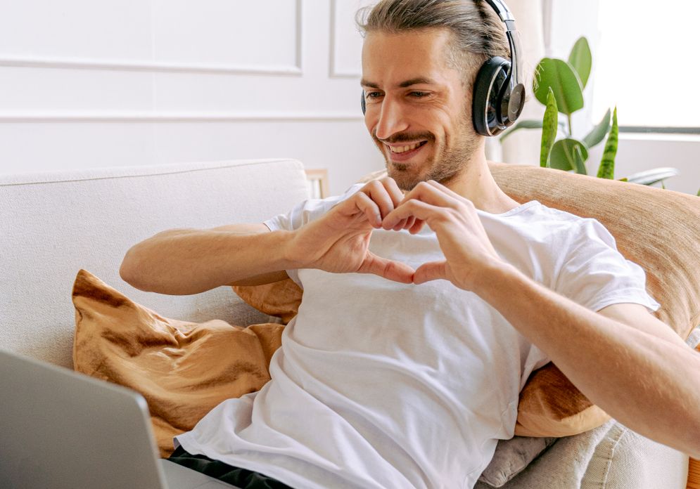 Online dating: starting a conversation on a niche platform