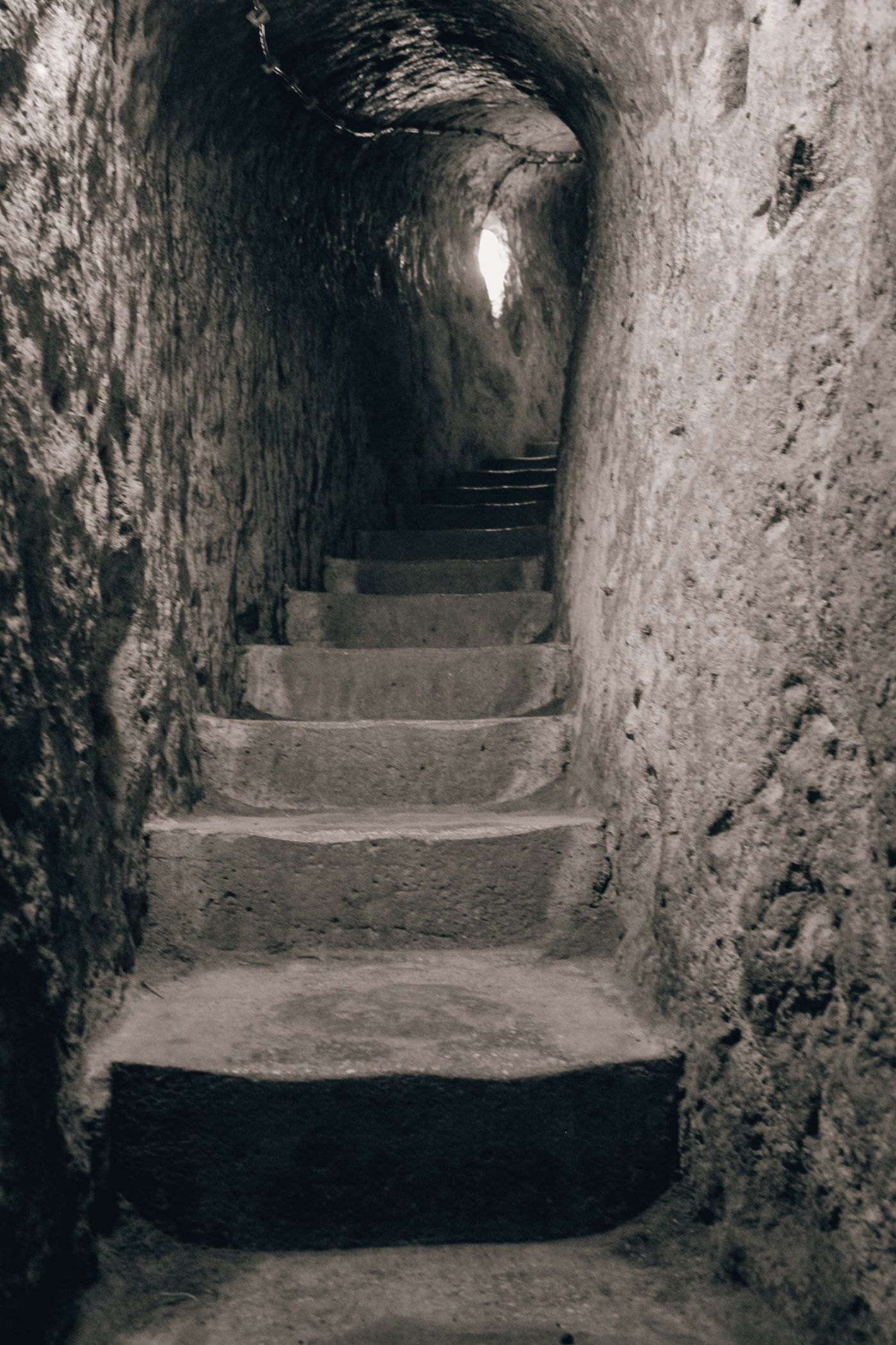 Escadas em antiga cidade subterrânea