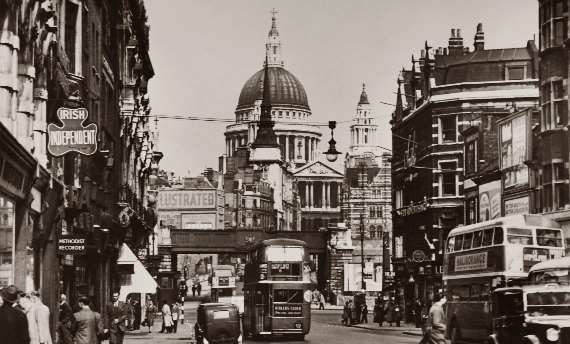 Reading Buses purple double-decker on Broad Street