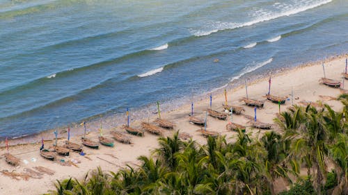 Darmowe zdjęcie z galerii z brzeg plaży, drewniane łodzie, fale