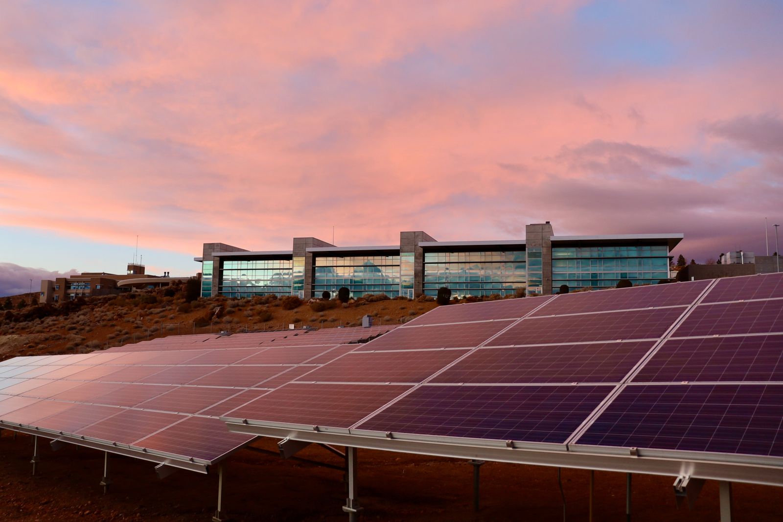 Bâtiment équipé de panneaux solaires