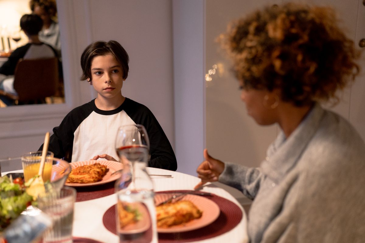 Familie beim gemeinsamen Abendessen, typisches Miteinaben in einer Gastfamilie beim Schüleraustausch