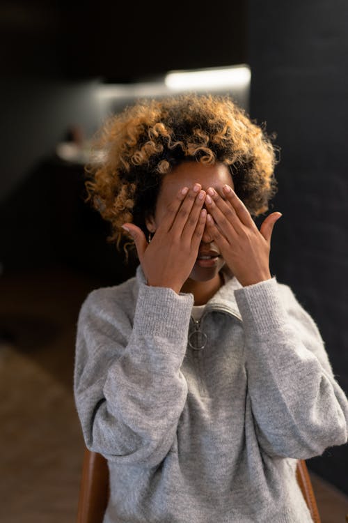 Kostnadsfri bild av afro hår, ansikte täckt, flicka