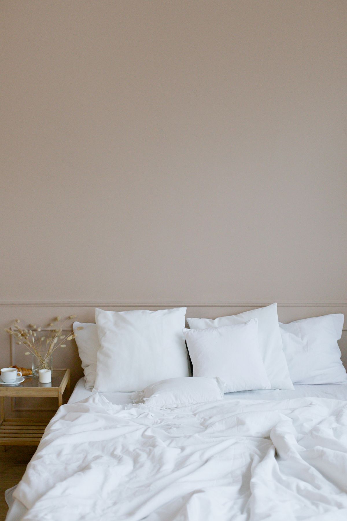 Cama organizada com travesseiros limpos