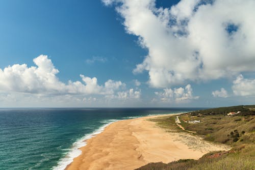 Бесплатное стоковое фото с белые облака, берег, береговая линия