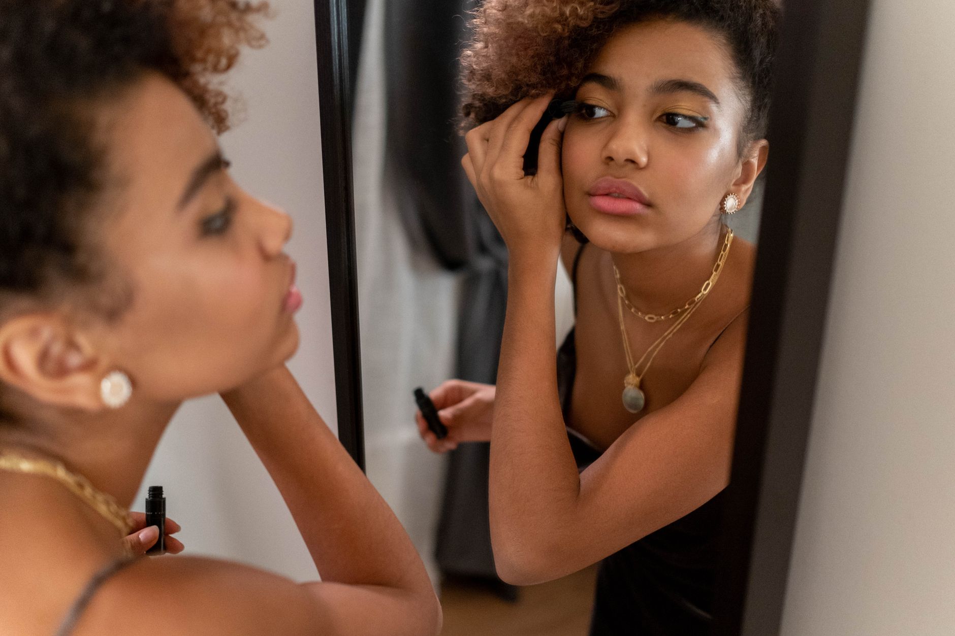 How to Moisturize Natural Hair: The Science Behind Why Your Hair Loses Water and What Actually Keeps It In