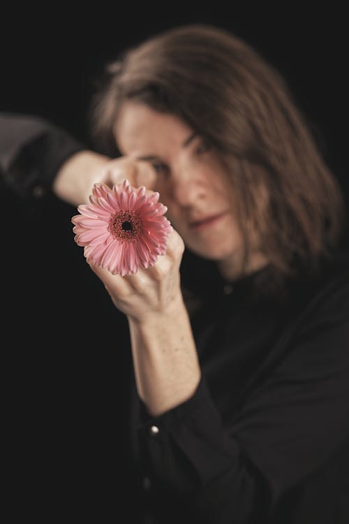 Foto profissional grátis de fechar-se, flor cor-de-rosa, mangas compridas pretas