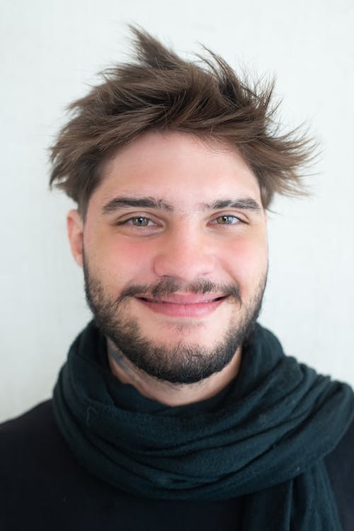 Foto profissional grátis de alegre, barba, cachecol