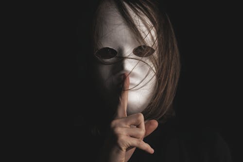 Fotos de stock gratuitas de anónimo, camisa, cubriendo la cara