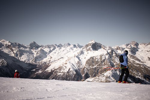 Free Photos gratuites de aventure, bâtons de ski, ciel gris Stock Photo