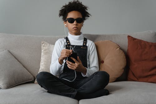 Ücretsiz afrikalı-amerikalı çocuk, Afro, akıllı telefon içeren Ücretsiz stok fotoğraf Stok Fotoğraflar