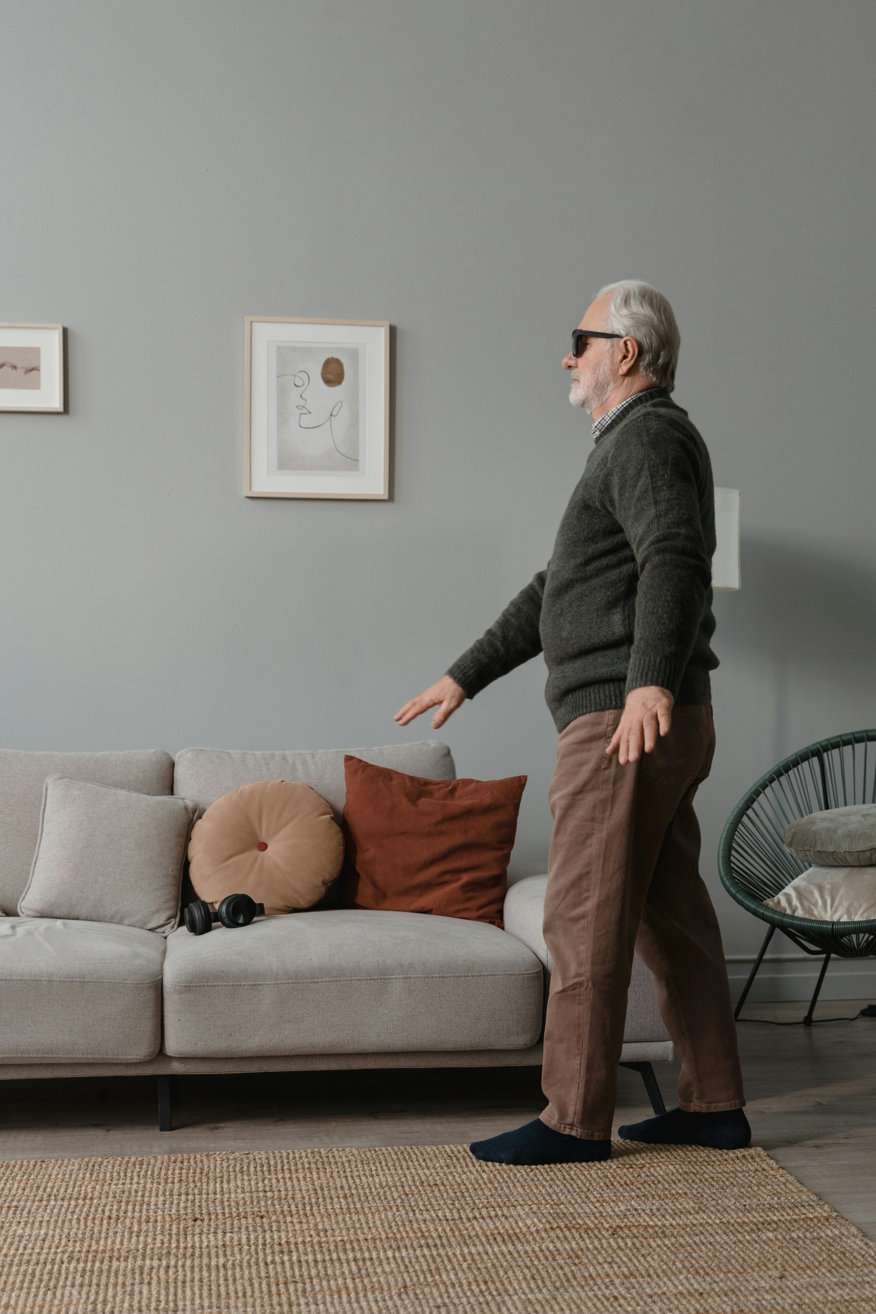 Pessoa idosa caminhando na sala de casa, representando observação da marcha e cuidado preventivo