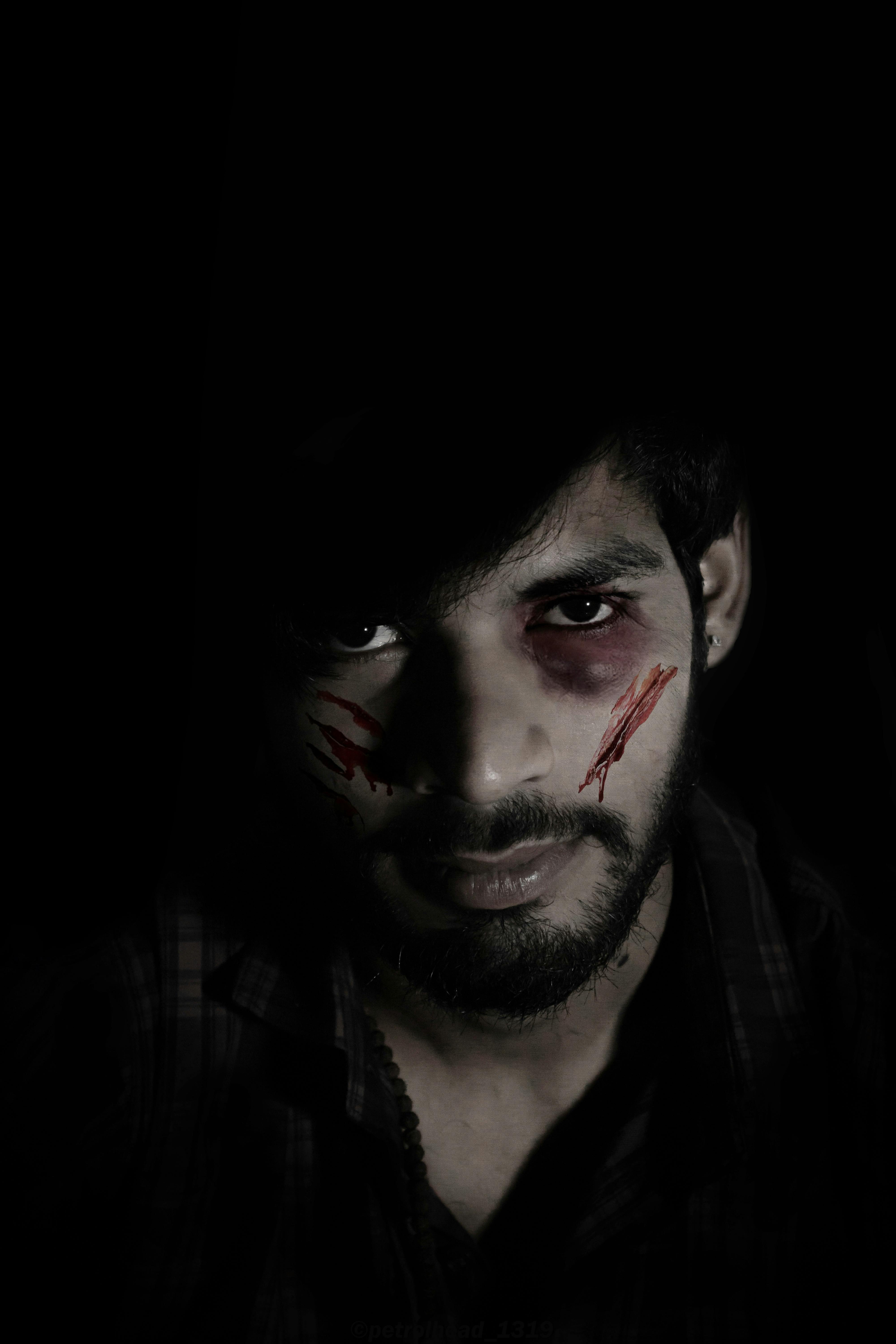 デスクで健康的な食事をする人