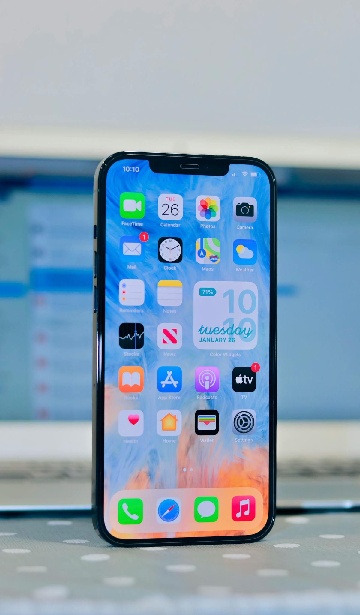 Schermo di smartphone in primo piano con diverse icone e app visibili