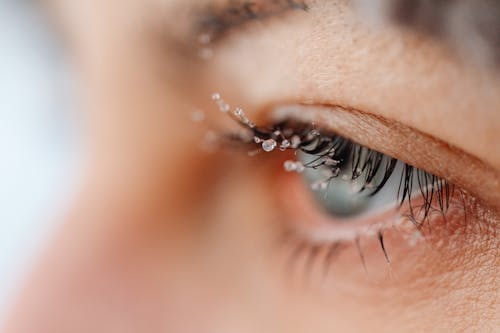 Why Your Skin Loves (and Hates) October’s Cold, Dry Air