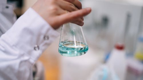 Kostnadsfri bild av erlenmeyer flaska, färgad vätska, glas objekt