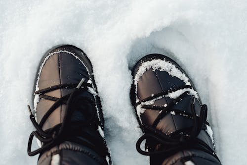 Imagine de stoc gratuită din cizme negre, fotografie de la înălțime, iarnă