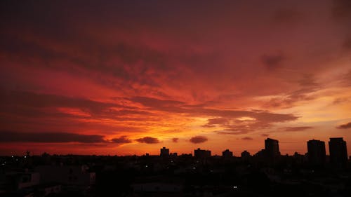 Foto profissional grátis de cidade, crepúsculo, fundo do sol