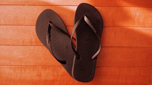 Foto profissional grátis de chinelo, sandálias, sandálias pretas