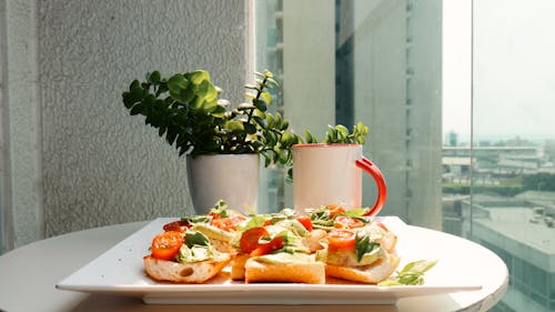 Foto profissional grátis de café da manhã, fotografia de alimentos, janela de vidro