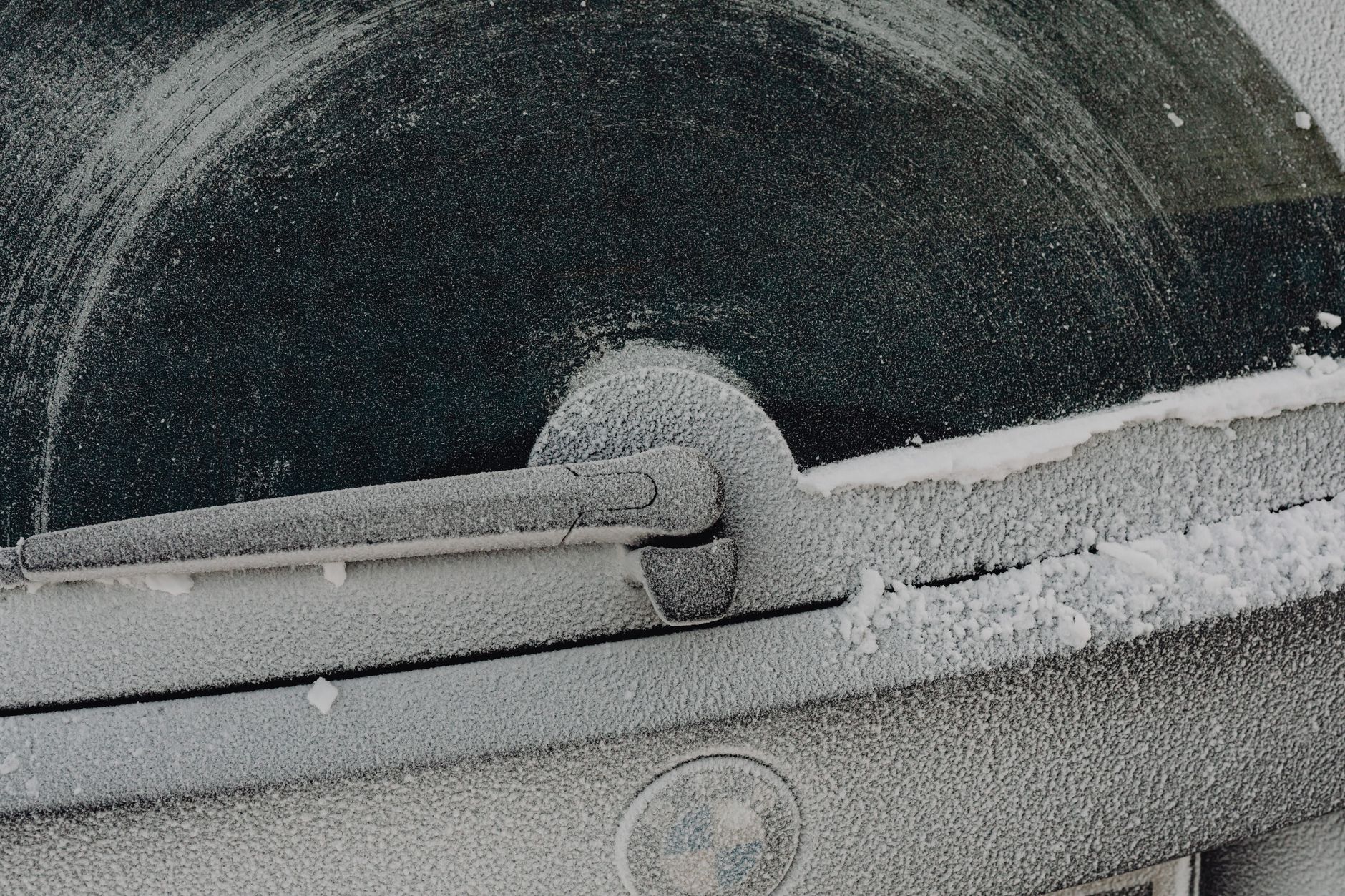 Das Auto vom Schnee befreien