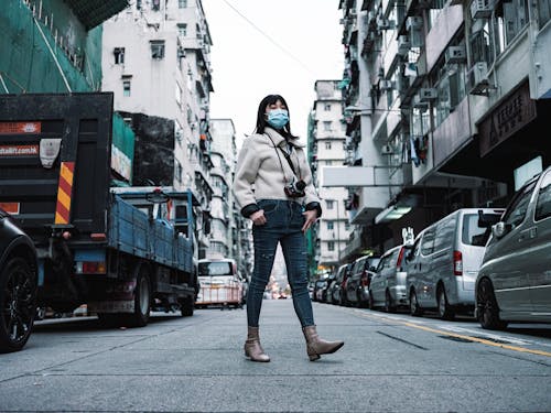 Free A Woman Wearing Face Mask Crossing the Street Stock Photo