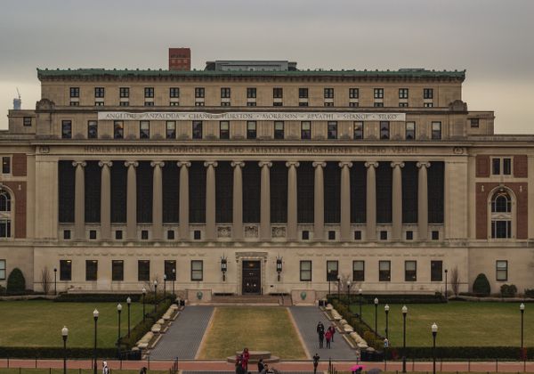 哥伦比亚大学 Butler Library 与南草坪