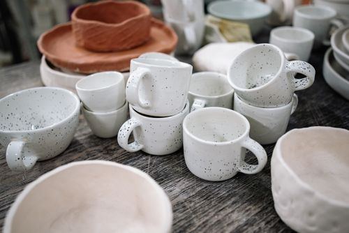 Speckled stoneware mugs on a workbench — Yan Krukau on Pexels