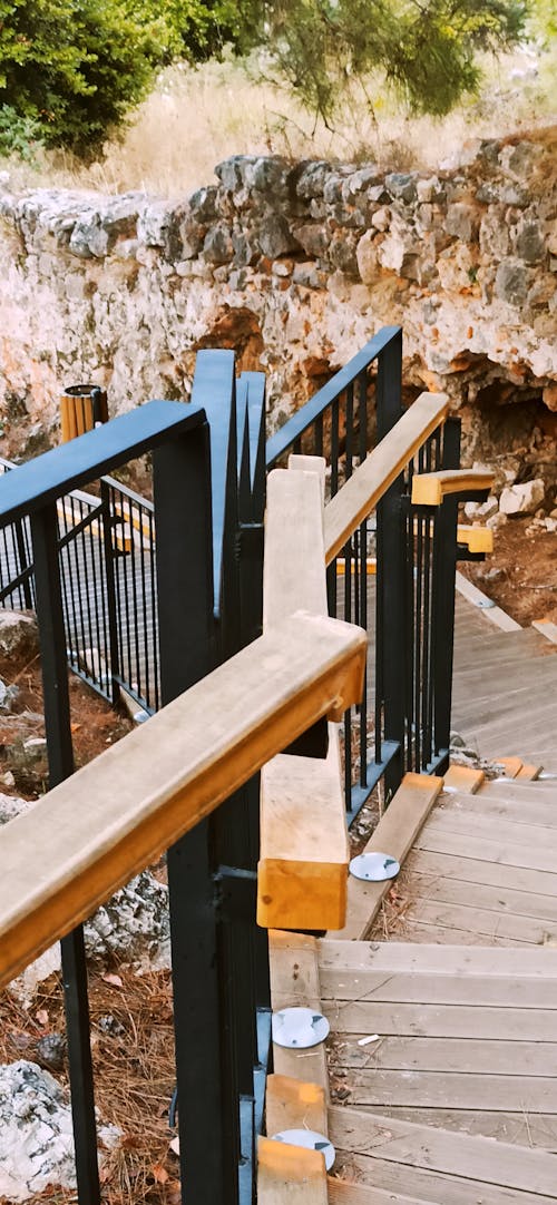 Foto profissional grátis de barras de ferro, escada em espiral, escadas de madeira