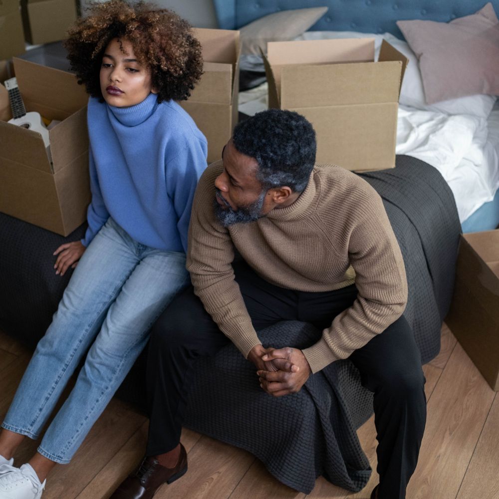 Lode — professional packers wrapping and boxing belongings