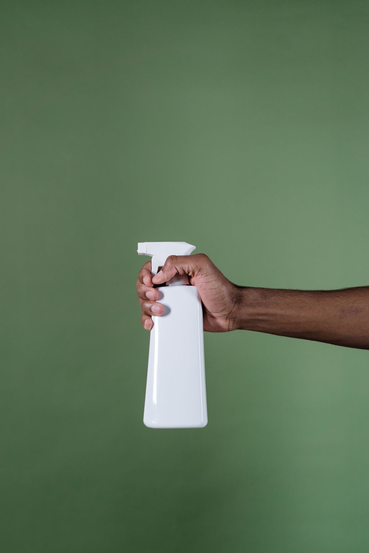 Produit de nettoyage écologique en gros plan sur fond vert