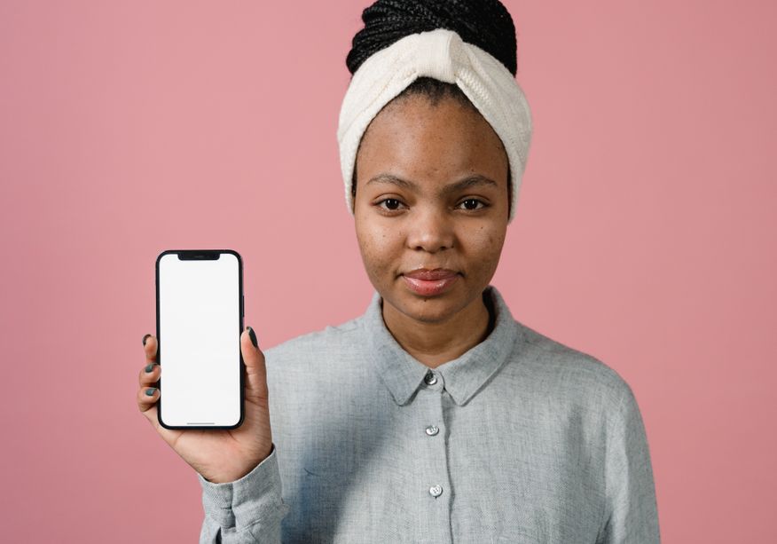 Online dating: starting a conversation on a niche platform