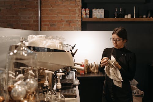 Foto profissional grátis de avental, balcão, barista