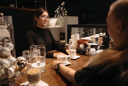 Fotobanka s bezplatnými fotkami na tému barista, čierne dlhé rukávy, drevený stôl